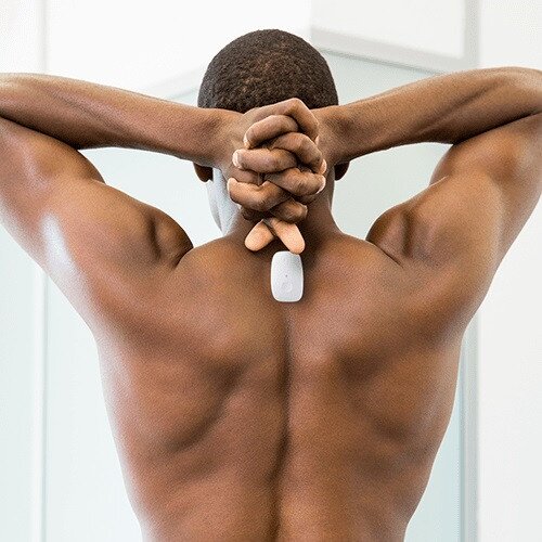 Strong back. Здоровая спина мужчина. Ровная мужская спина. Спортсмен с ровной спиной. Мужская спина на кровати.
